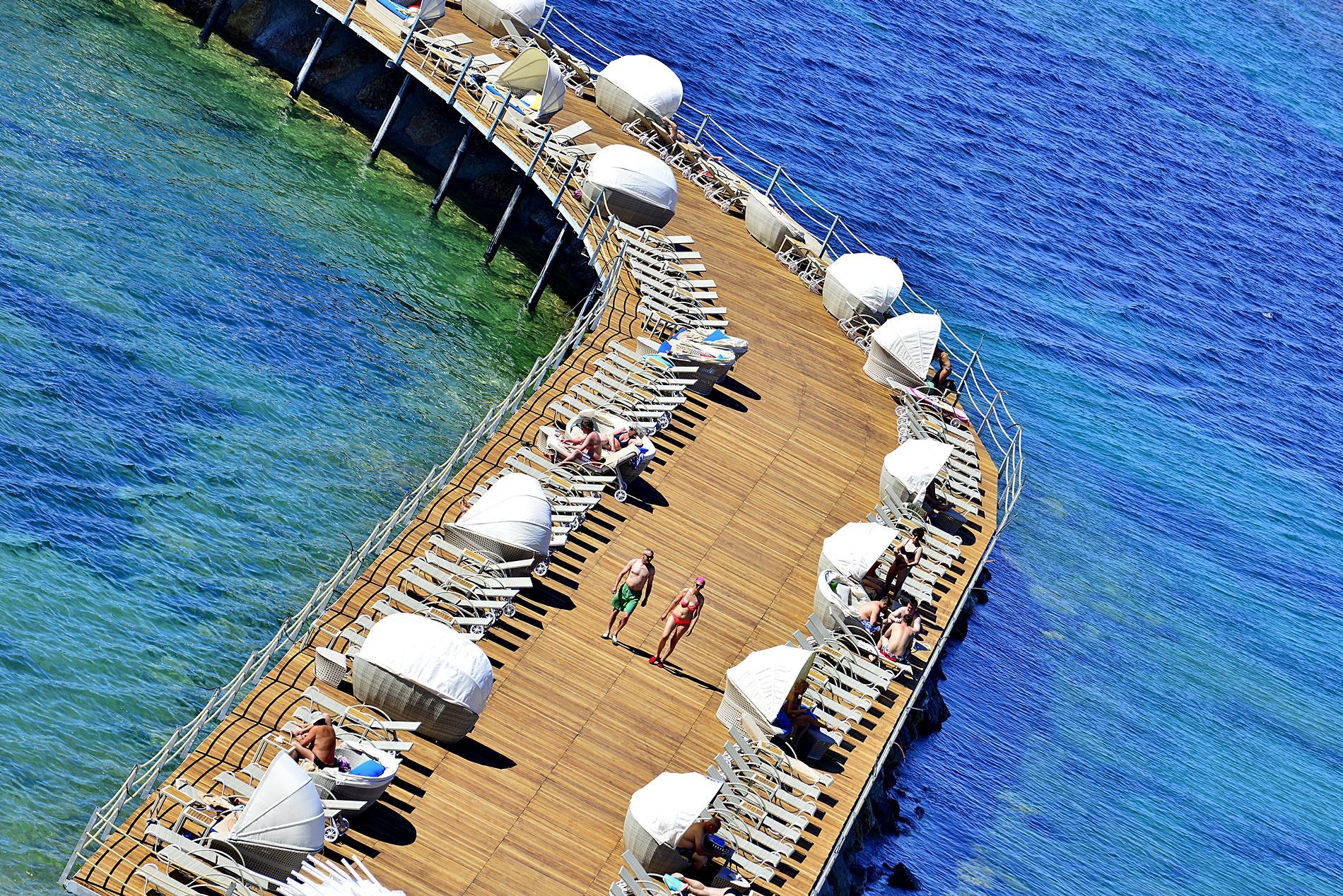 Azura Deluxe Resort Spa 40/42