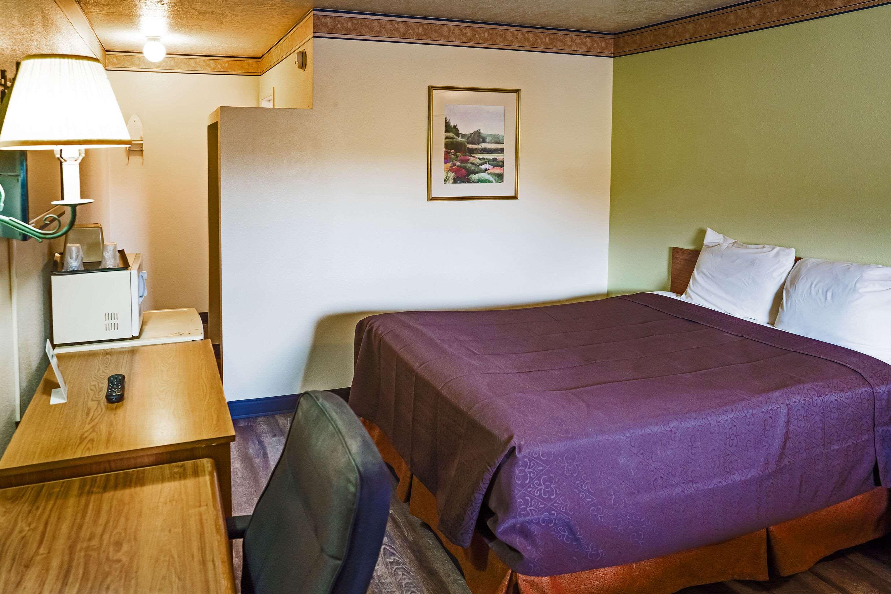ROOM, QUEEN BED, SMOKING