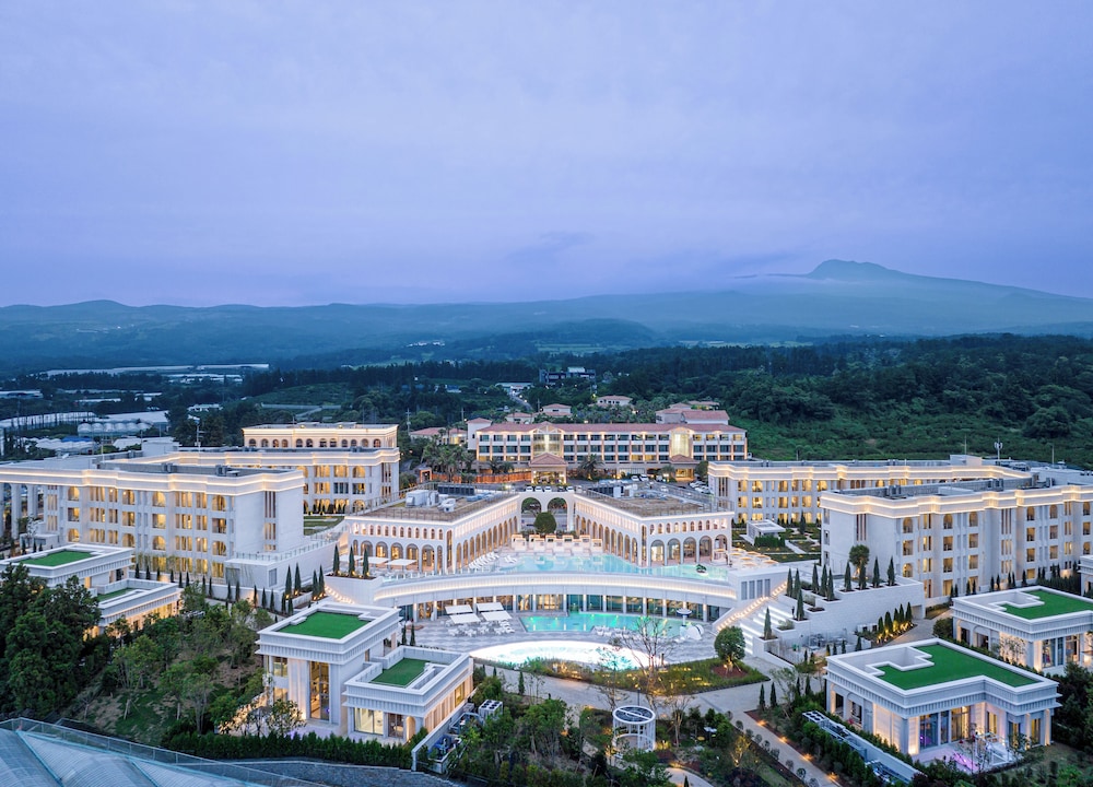 The Siena Resort 4/50