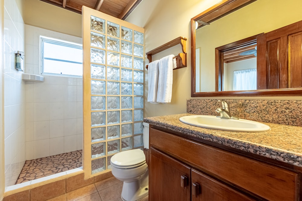 Suite, Queen and Twin Beds, Sea Front, Sofa, High Floor, Belizean Shores Resort 6/6