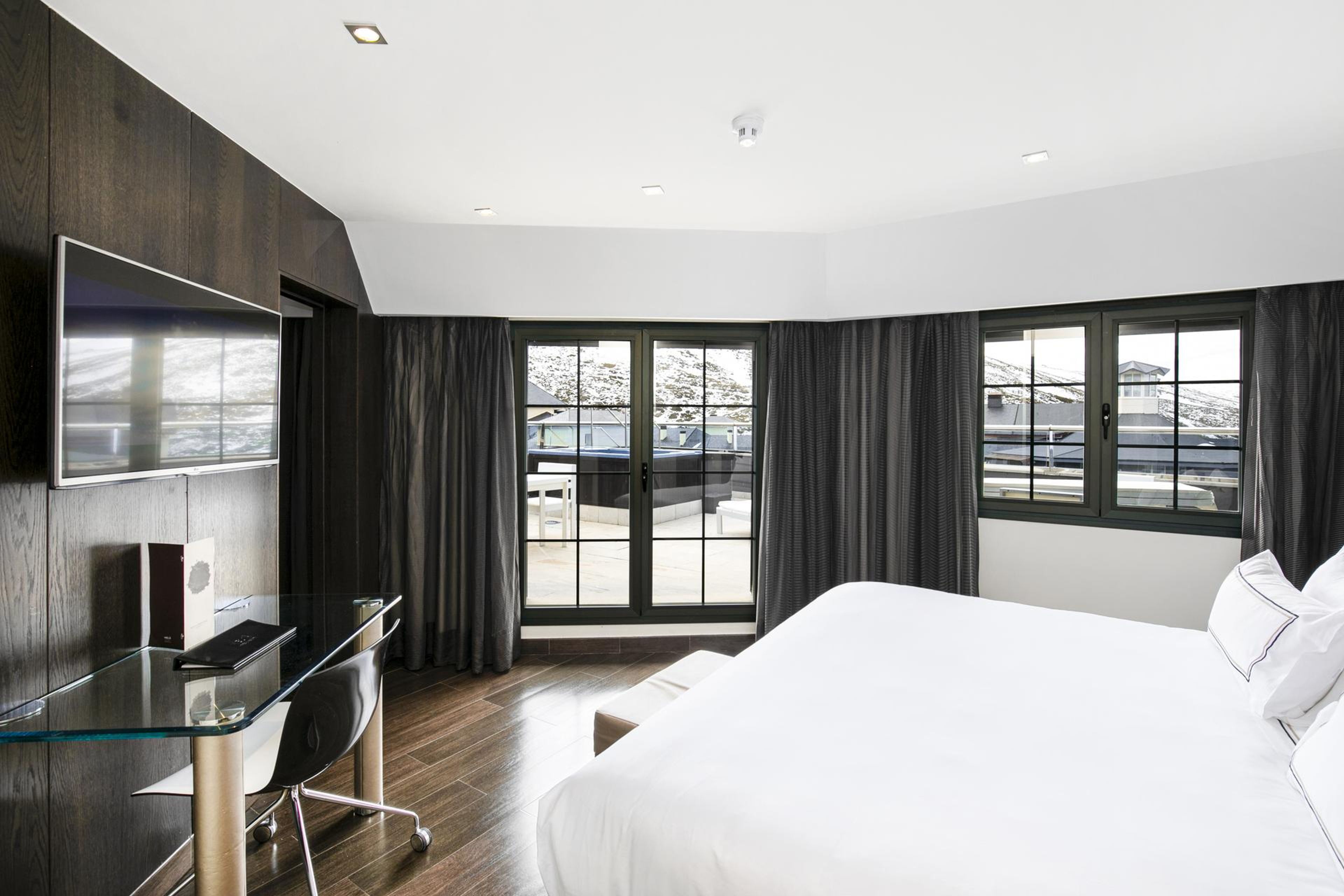 Grand, the Level, Suite