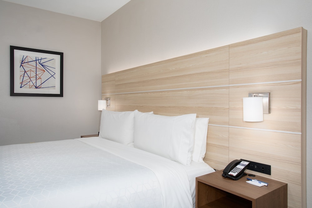 Holiday Inn Express & Suites Phoenix - Glendale Sports Dist 19/63