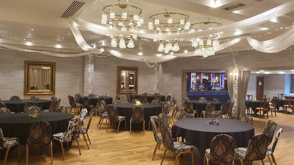 Brook Hall Hotel 53/66