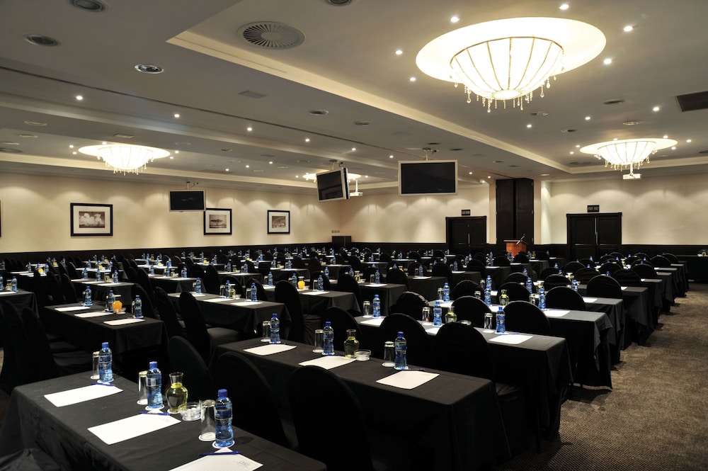 SAFARI LODGE HOTEL & CONVENTION CENTRE 35/50