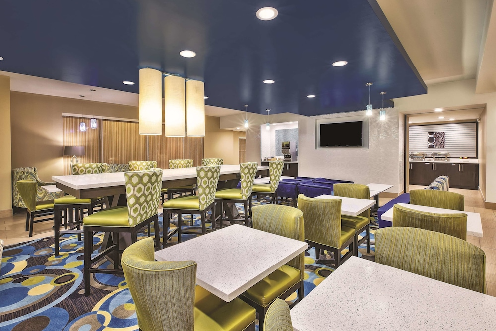 La Quinta Inn And Suites By Wyndham Niagara Falls 20/27