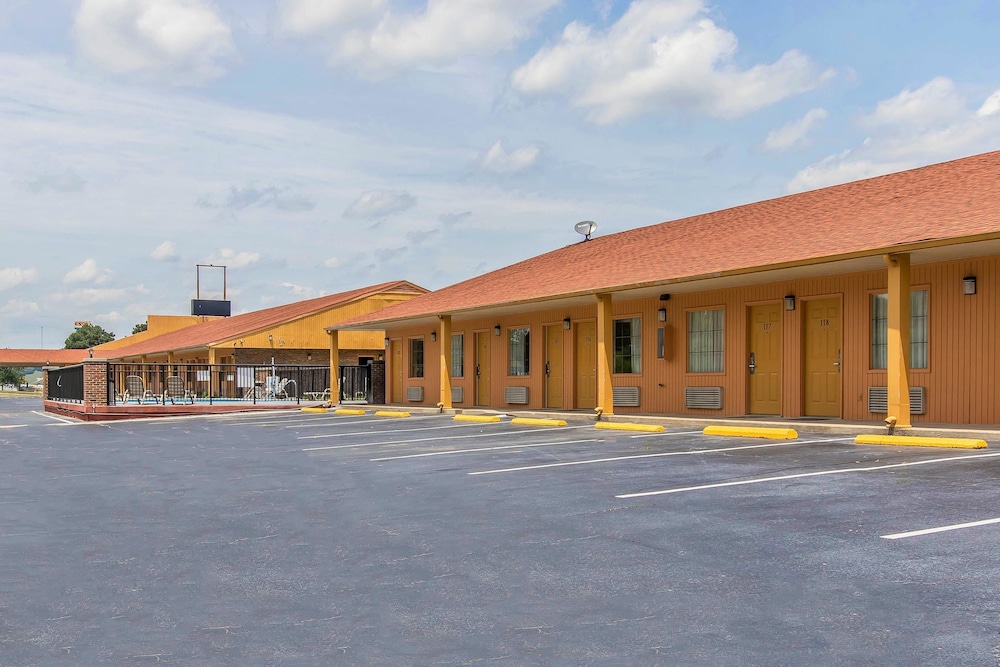 Econo Lodge Cornersville I-65 6/46