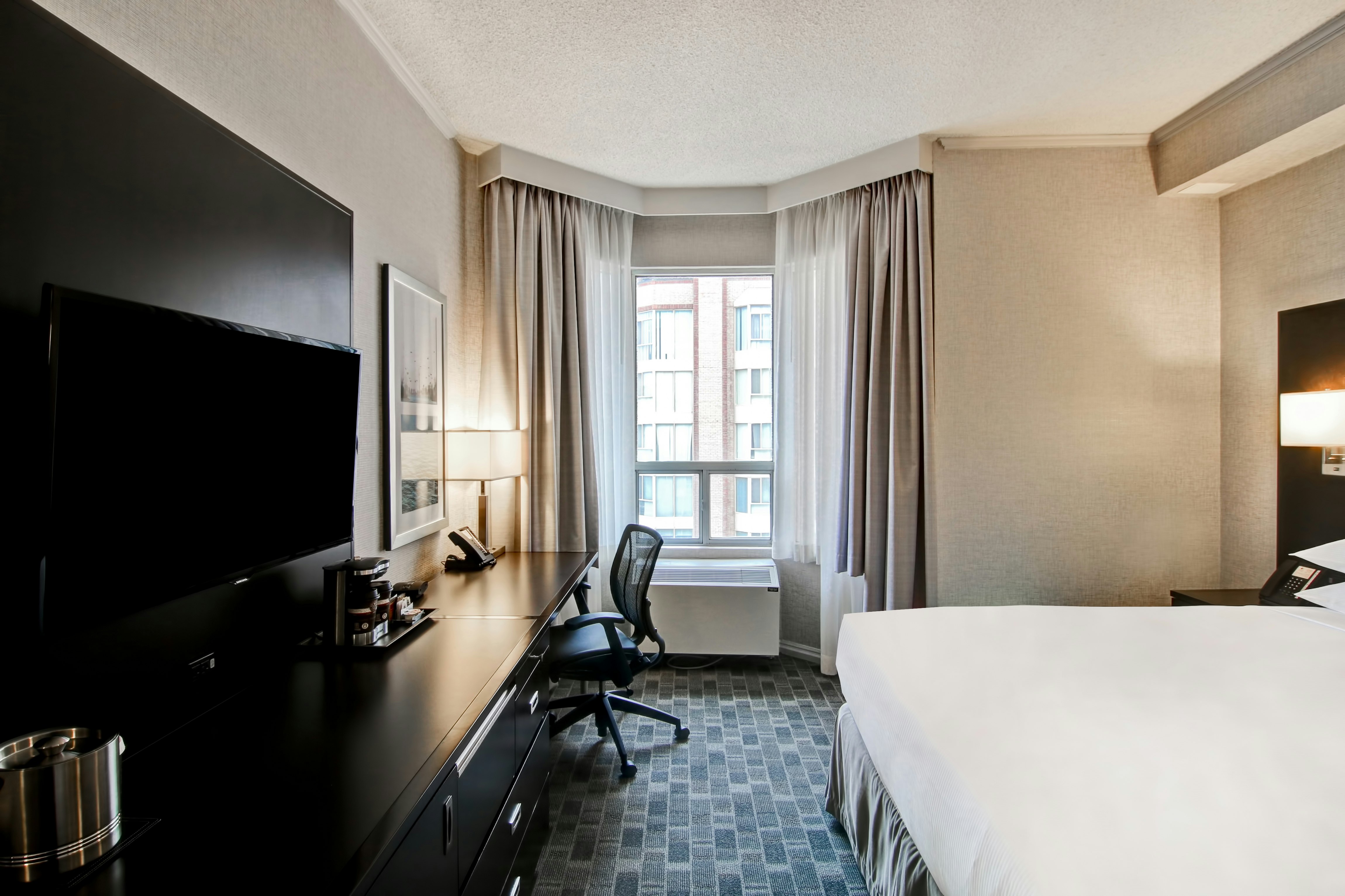ROOM, QUEEN BED, ACCESSIBLE