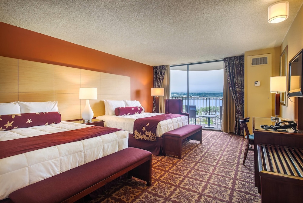 PREMIUM, 2 QUEEN BEDS, OCEAN FRONT