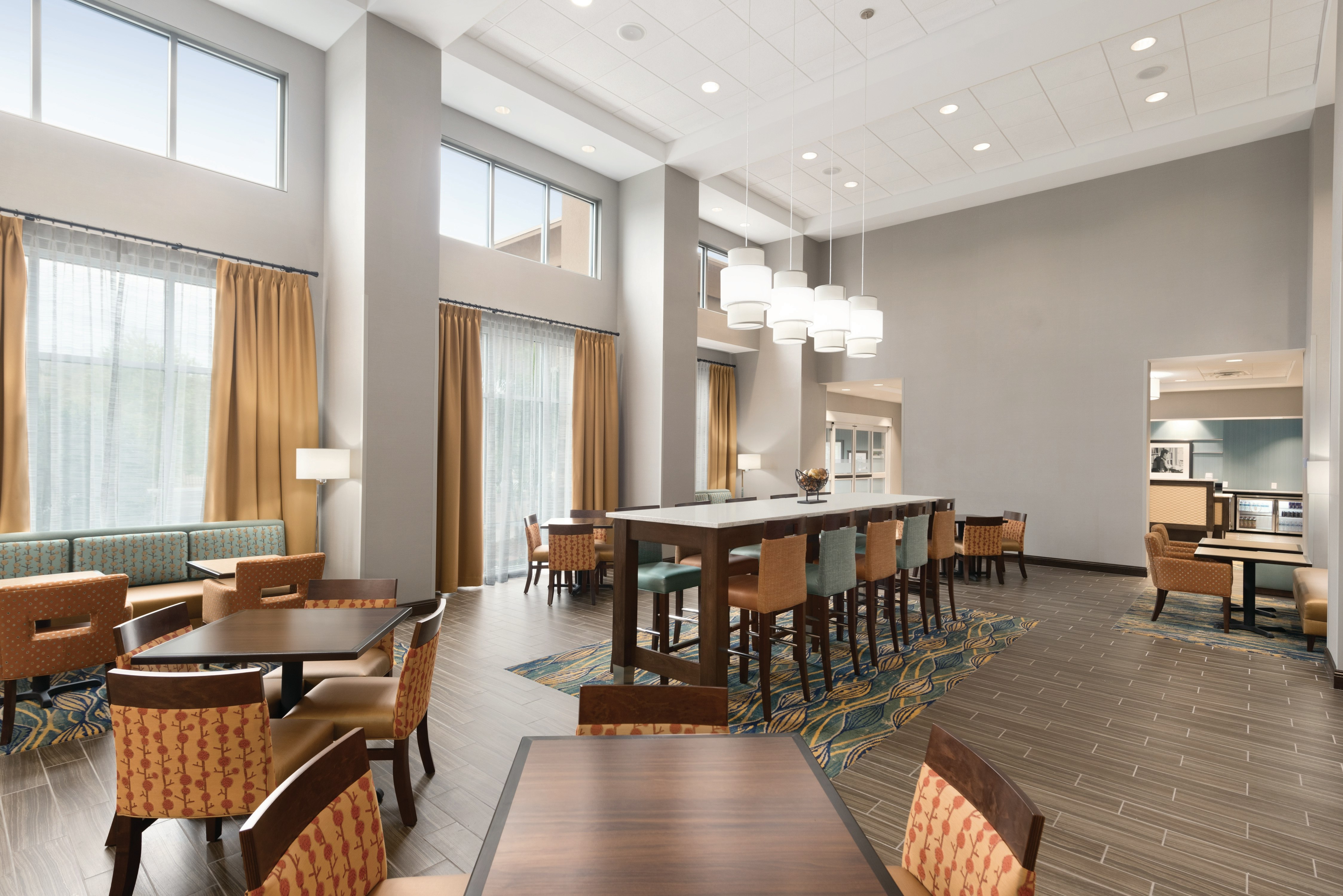 Hampton Inn Suites Deland 50/77