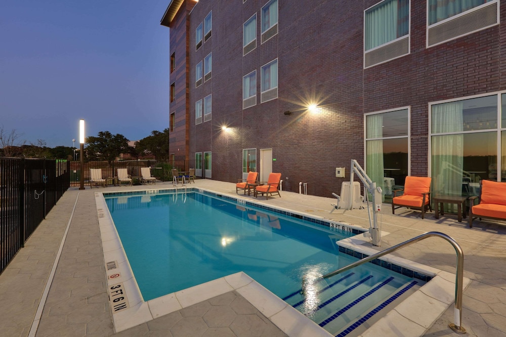 La Quinta Inn & Suites By Wyndham Lakeway 41/44
