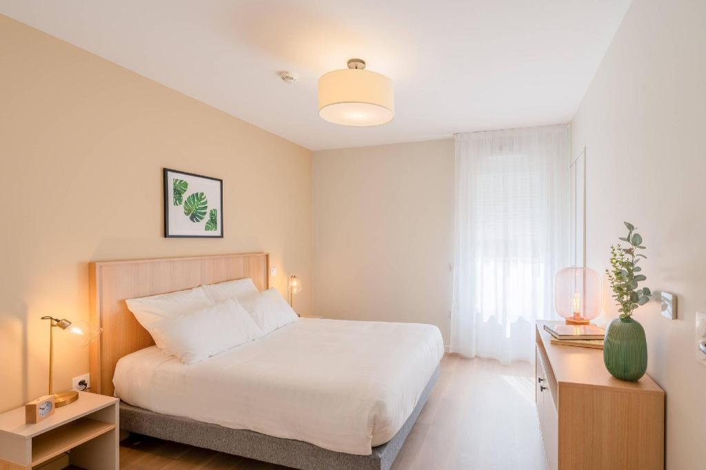 Upgrade, Queen Bed