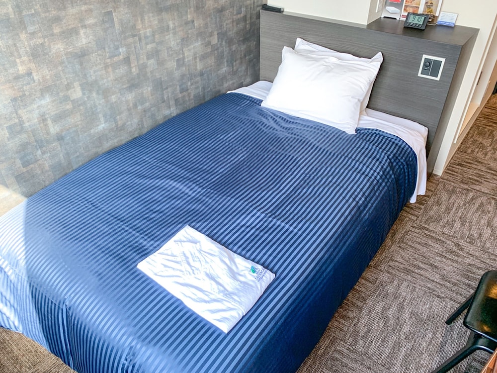 ROOM, SINGLE