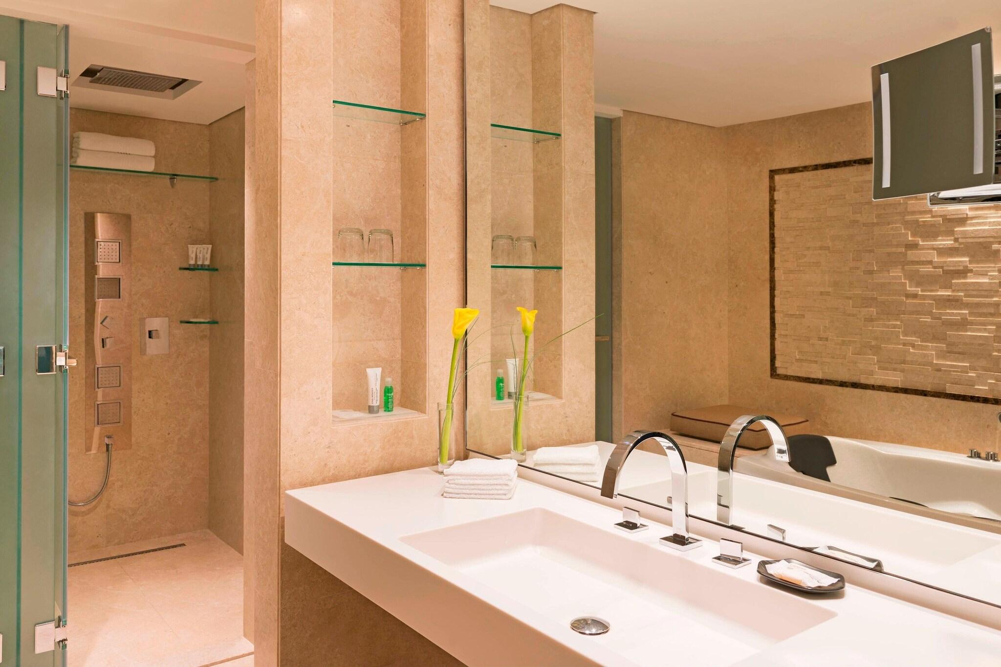 غرفة قياسية بسرير مزدوج، Le Meridien Dubai Hotel and Conference Centre 4/7