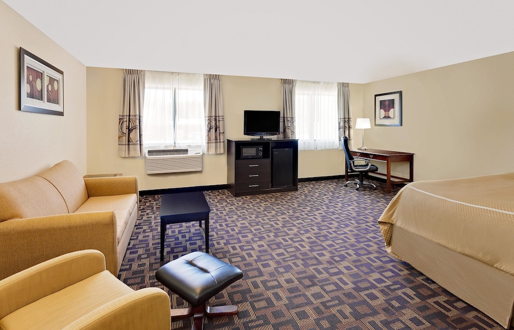 Super 8 by Wyndham Decorah 13/28