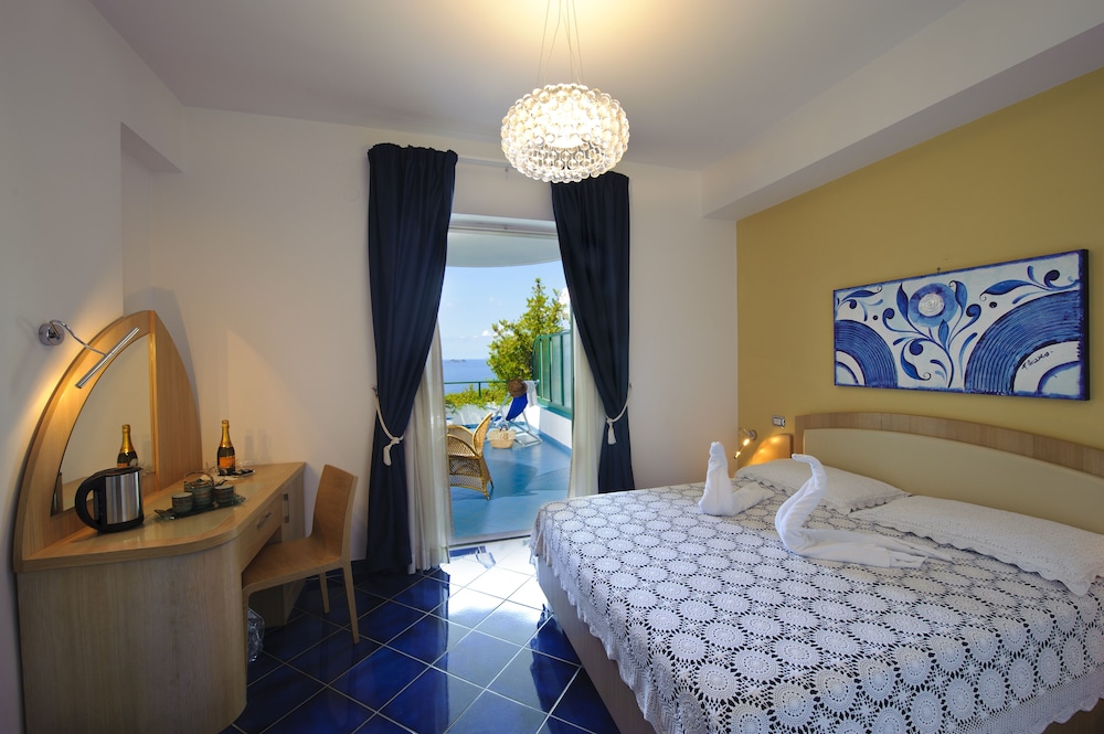 DELUXE, DOUBLE BED, SEA VIEW, TERRACE