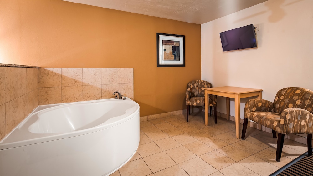 Best Western Plus Executive Inn & Suites 17/33