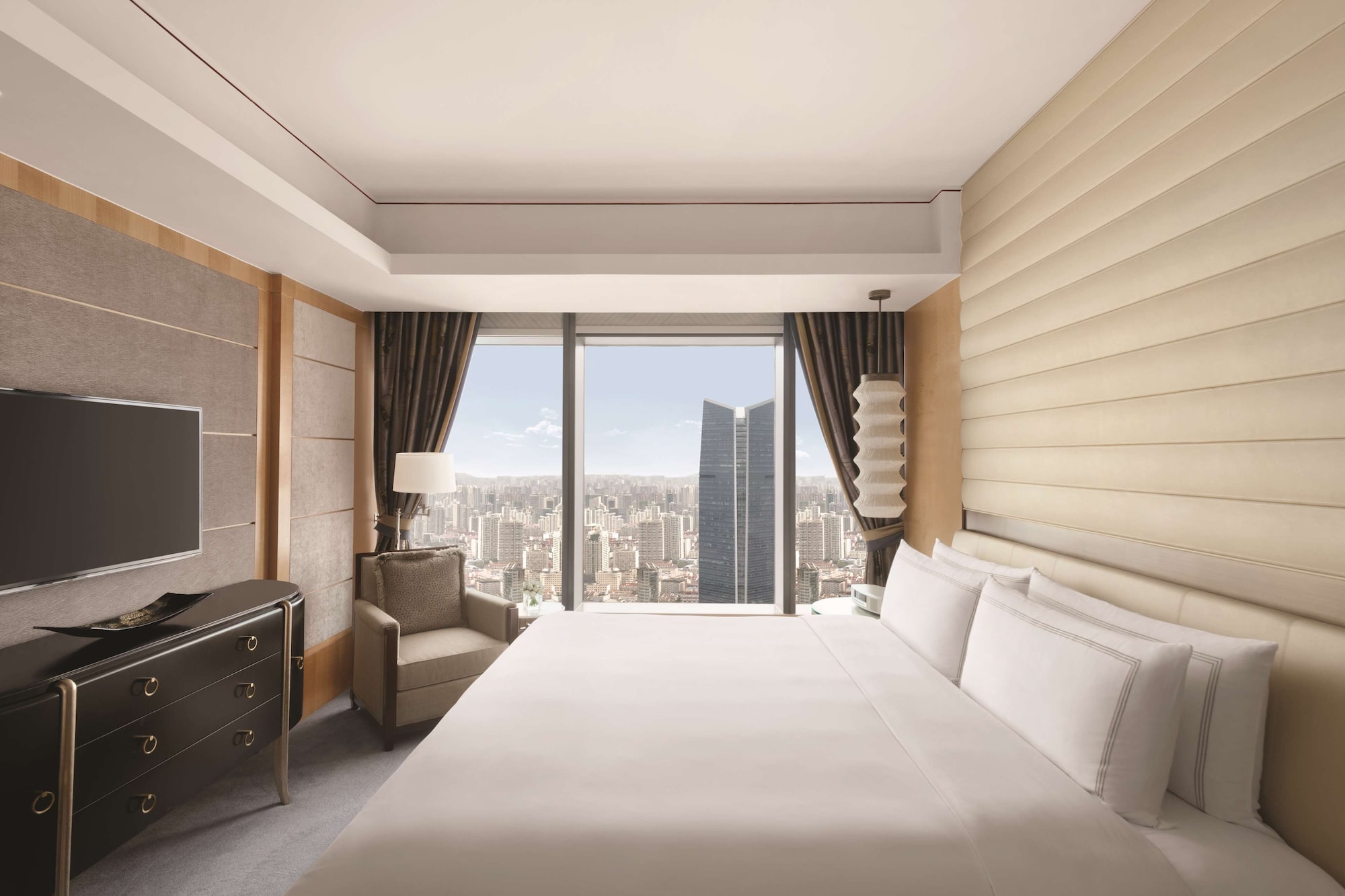 DELUXE, KING BED