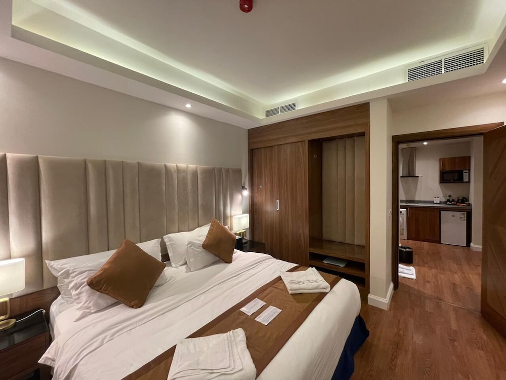 CLASSIC, SUITE