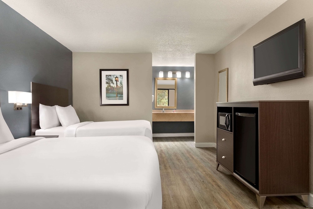 Baymont by Wyndham Wilmington NC 14/40