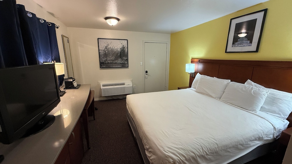 Lakeshore Inn 6/53