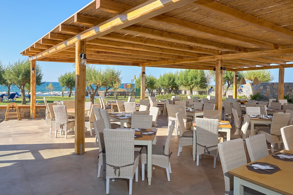 Sirens Beach Hotel 63/77