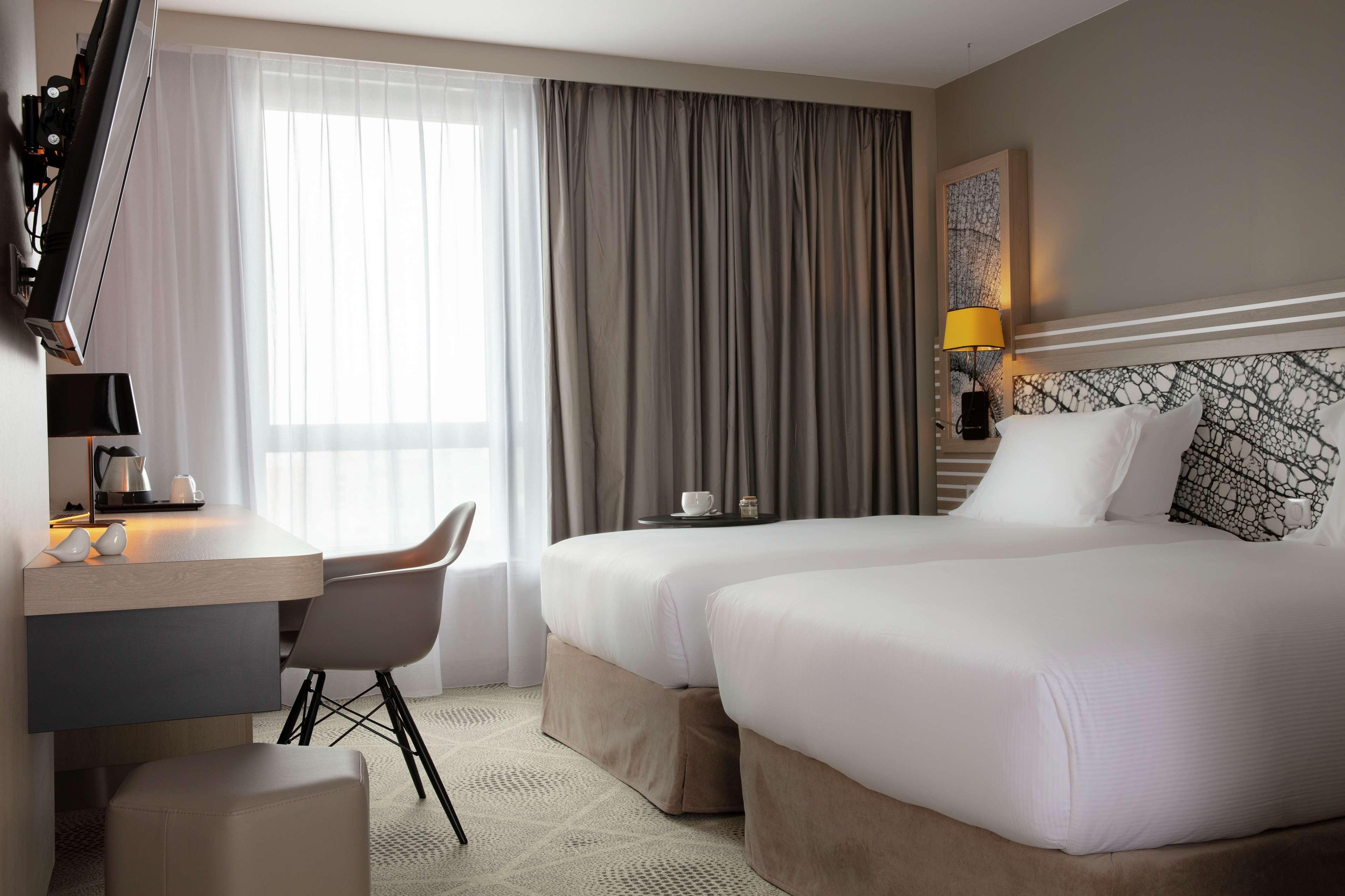 غرفة قياسية بسريرين منفصلين