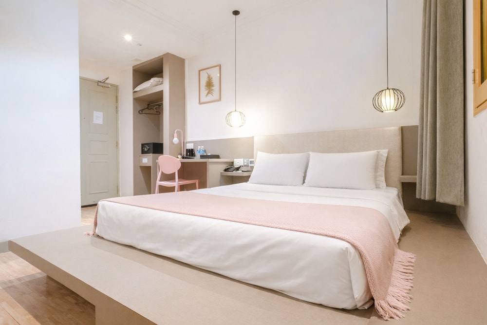 PREMIUM, QUEEN BED
