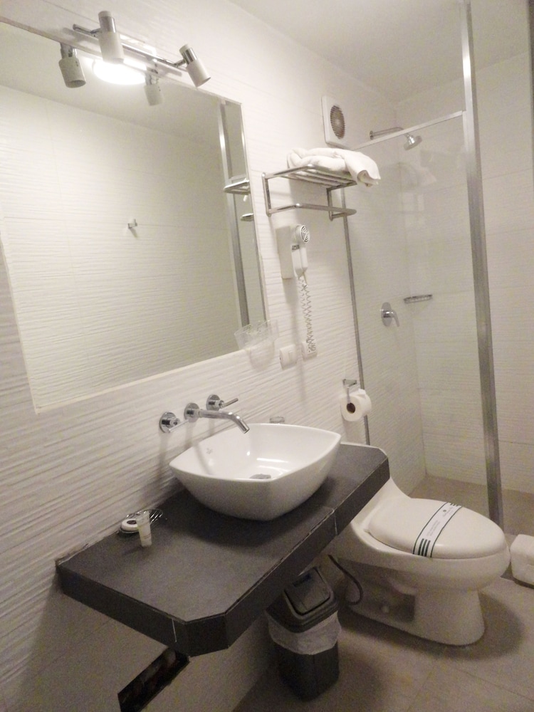 EMPERADOR PLAZA HOTEL 23/35