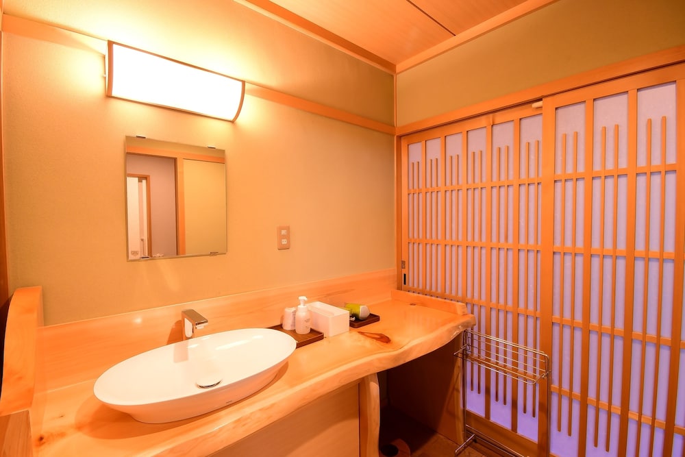 STANDARD, PRIVATE BATHROOM