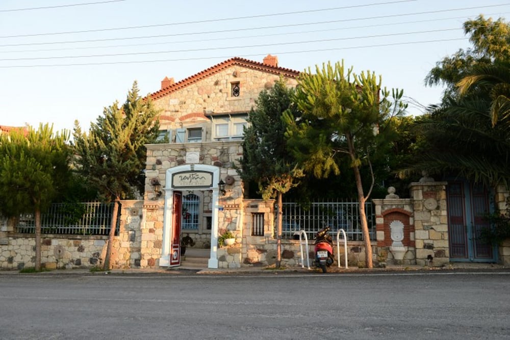 Alacati Zeytin Konak Hotel 40/50