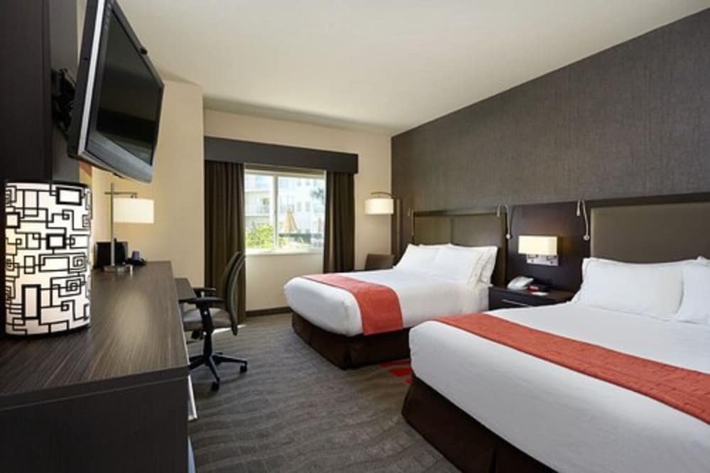 Holiday Inn Express and Suites Naples Downtown 19/64