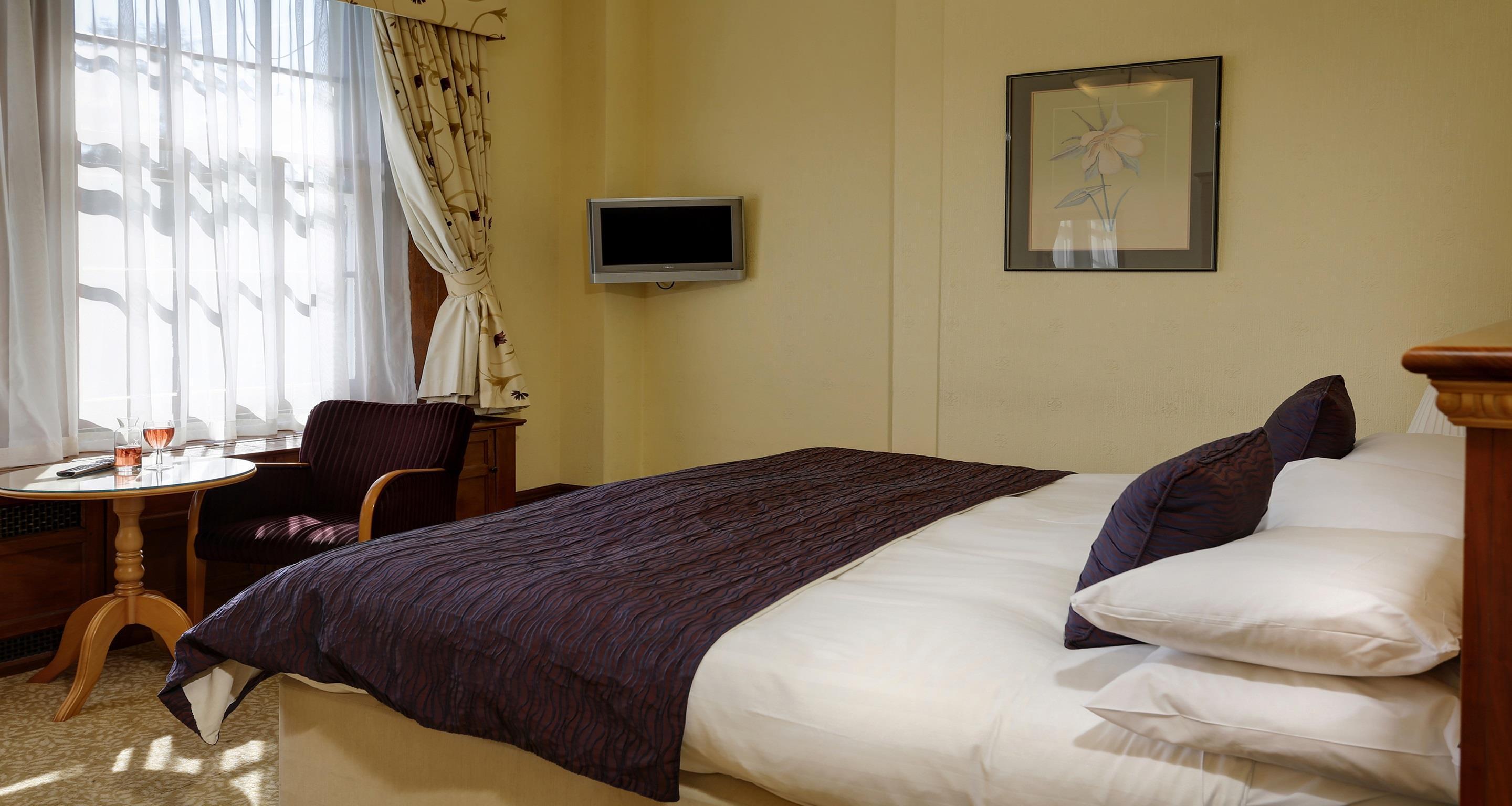 Deluxe, Convertible King Bed