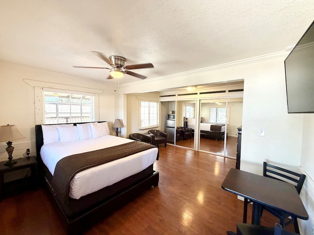 Deluxe, Bungalow, Queen Bed