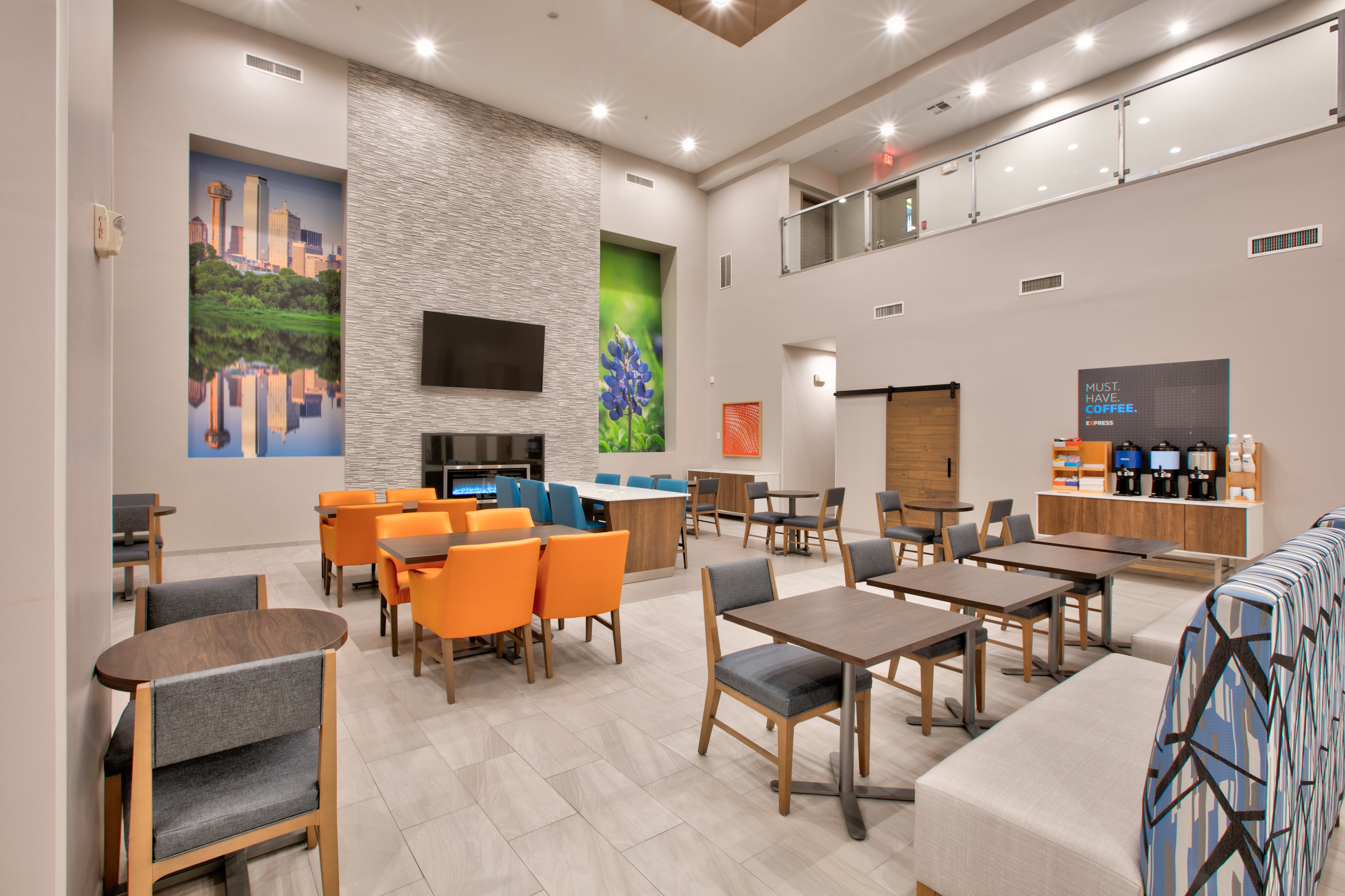 Holiday Inn Express Amp Suites North Dallas At Preston 38/48