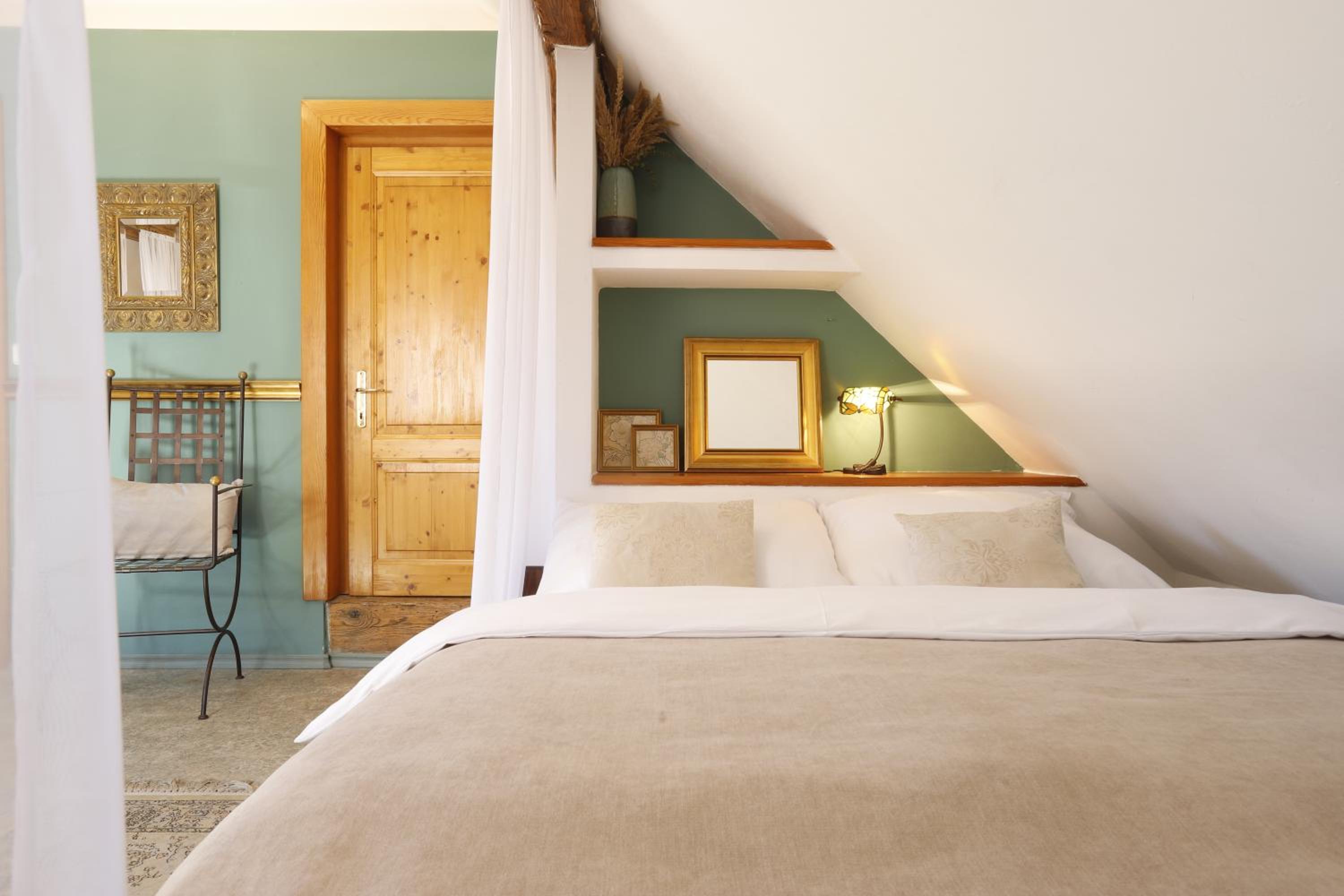 Deluxe, King Bed, Bathtub, Attic