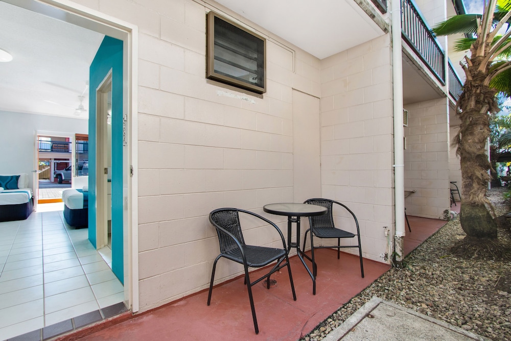 CAIRNS CITY PALMS 45/59