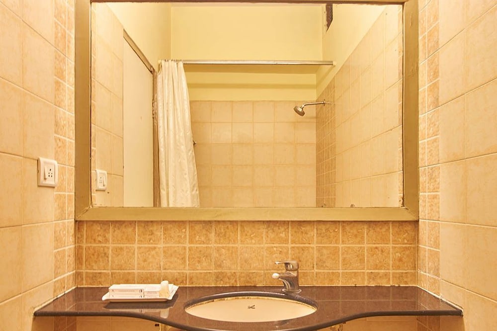 HOTEL ROOPA 29/63