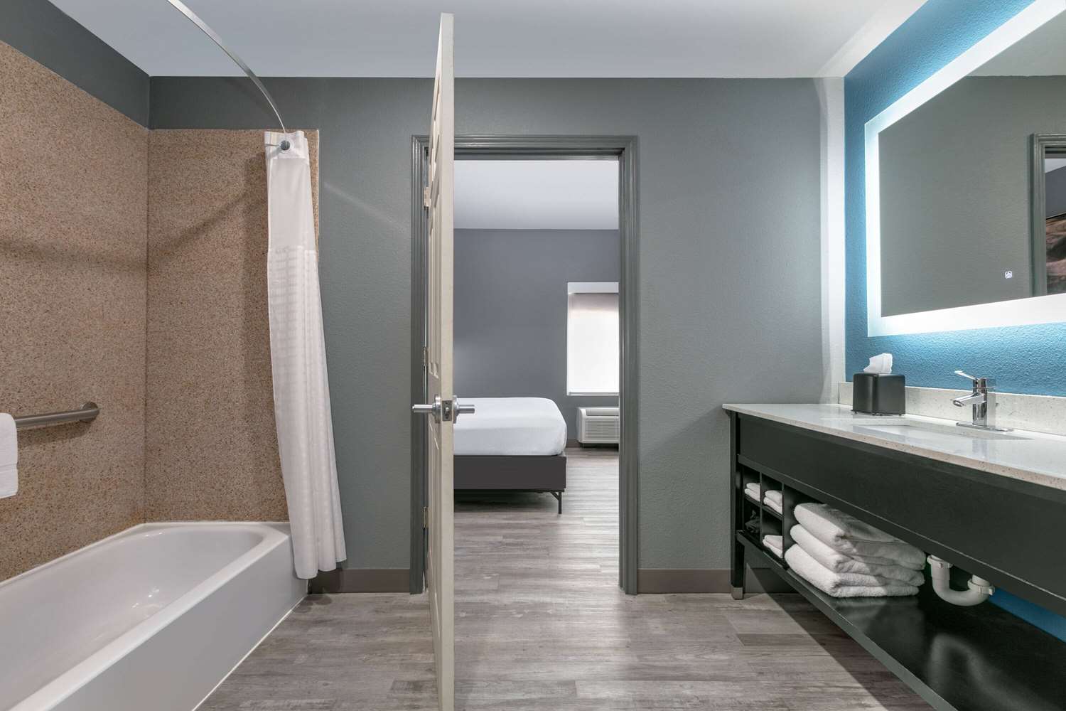 La Quinta Inn & Suites by Wyndham Decatur 42/46
