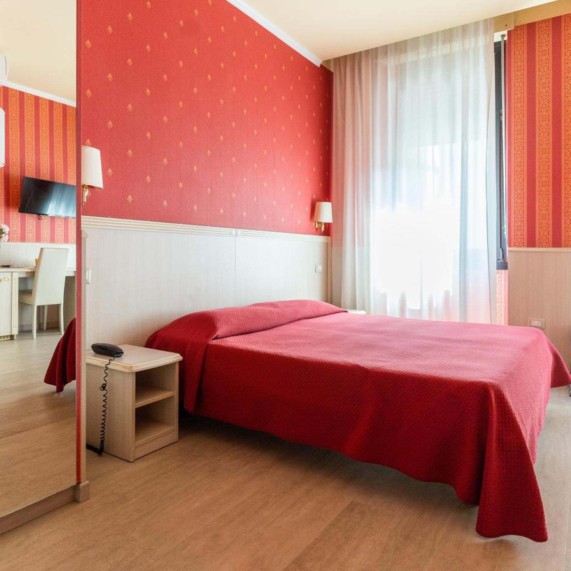 ROOM, DOUBLE BED