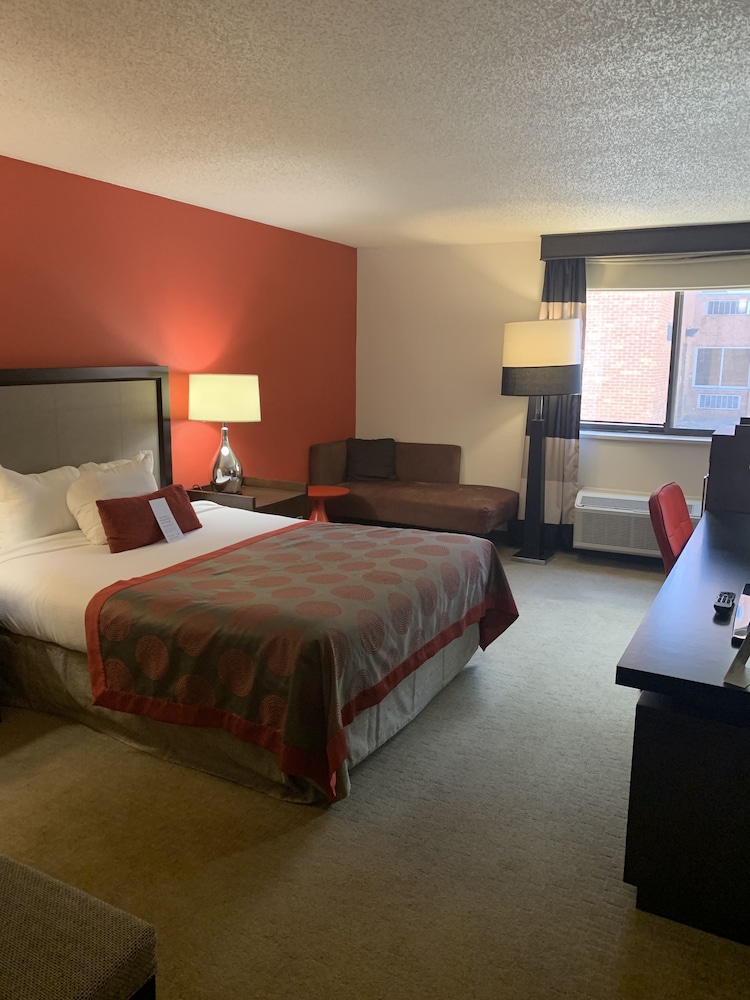 Ramada by Wyndham Marquette 7/59