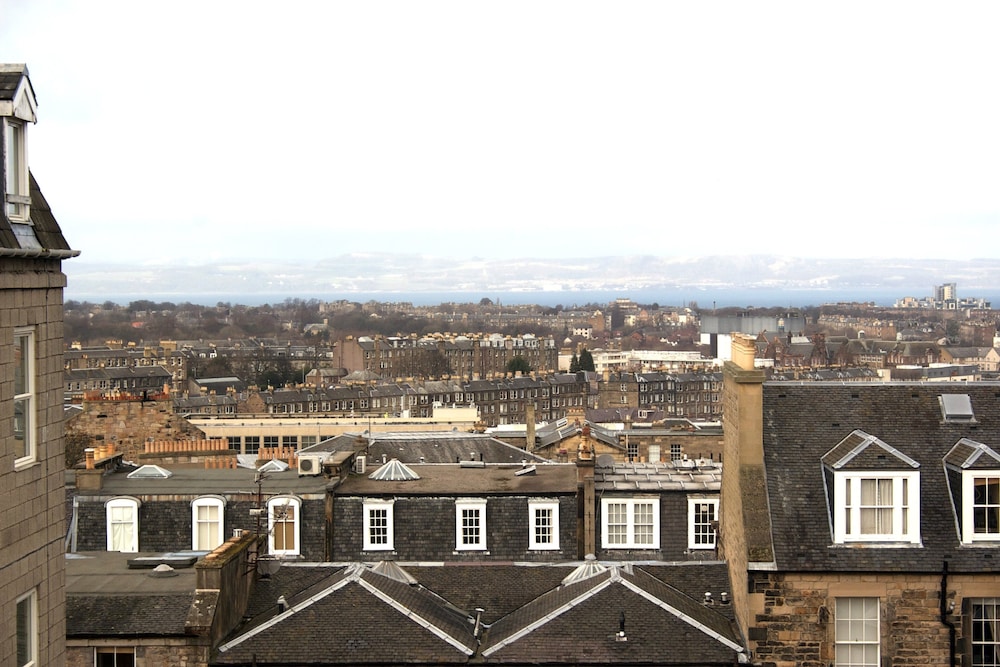 Holiday Inn Express Edinburgh City Centre in EDINBURGH