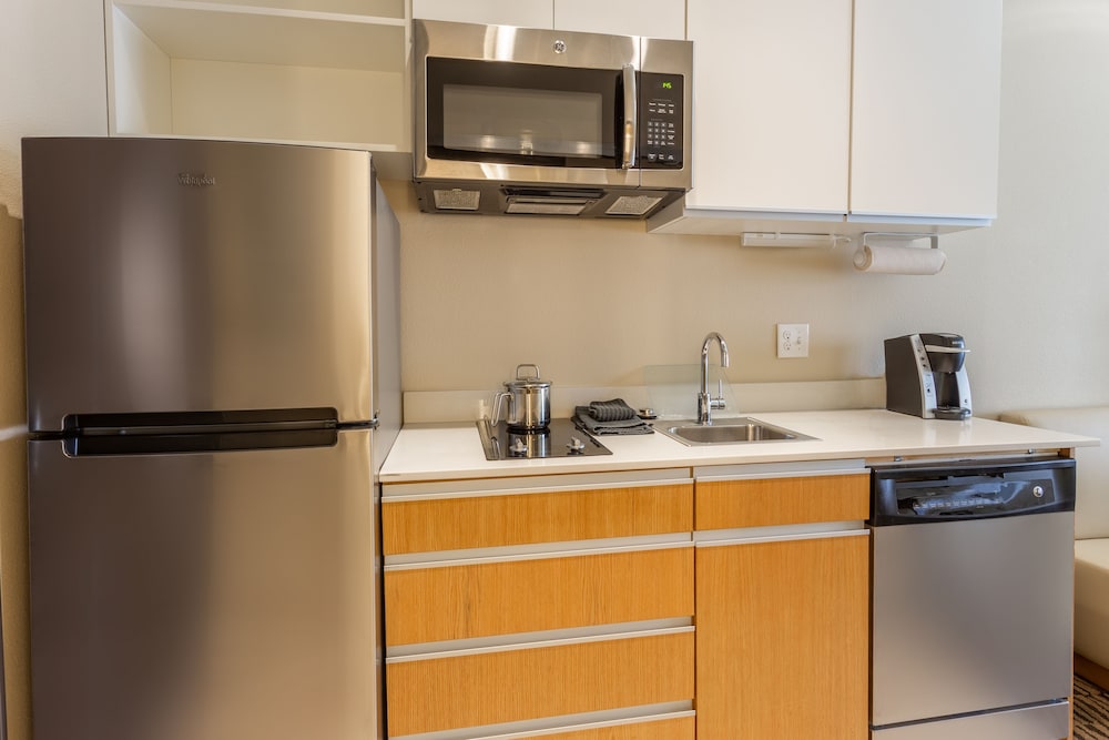 Hawthorn Suites By Wyndham Fargo 32/34
