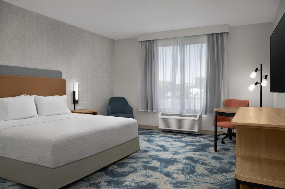 Suite, King Bed, Water View, Accessible
