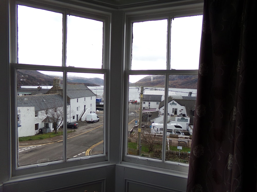 Caledonian Hotel Ullapool 58/62