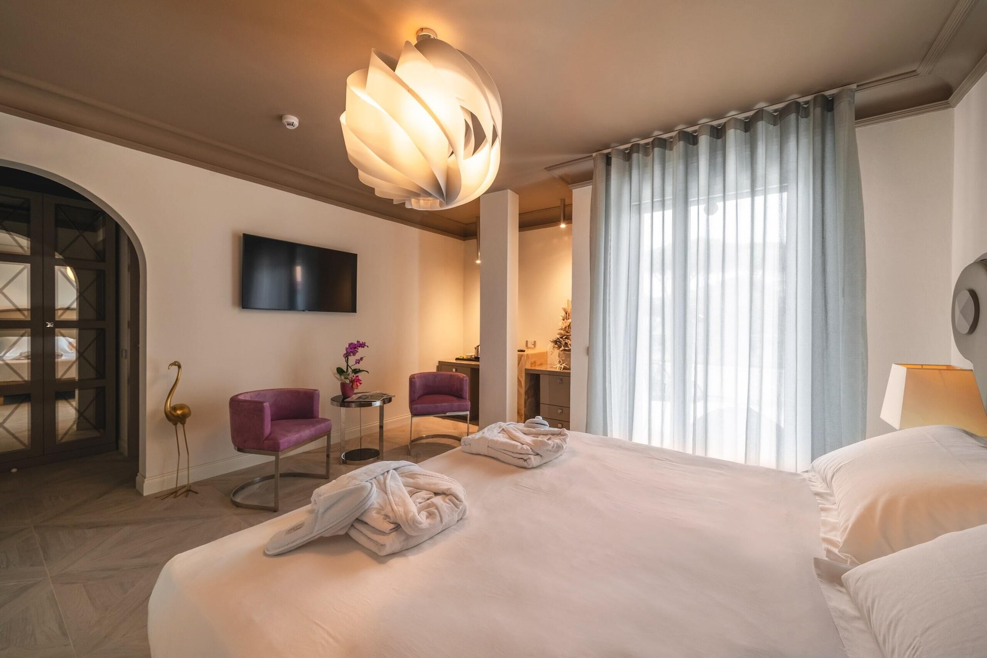 DELUXE, KING BED