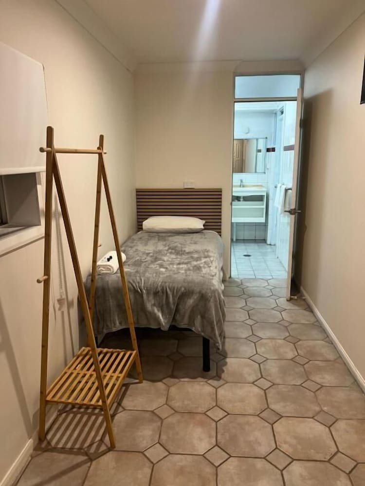 Innisfail Riverfront Motel 12/27
