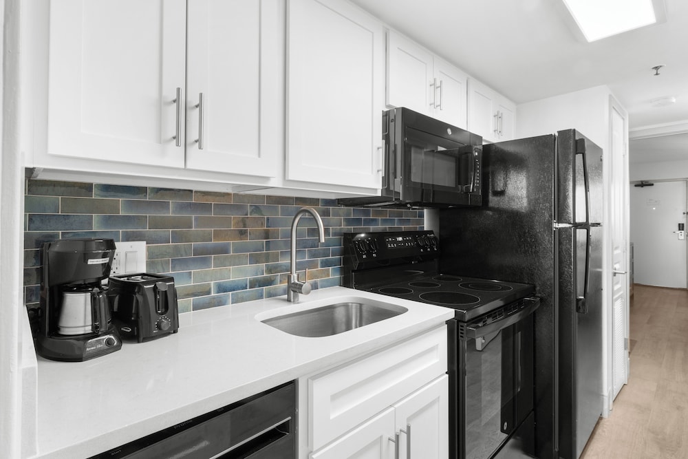 1 Bedroom, Mariner, Condo, Deluxe, Murphy Bed, 2 Queen Beds, Ocean View, Sofa 3/3