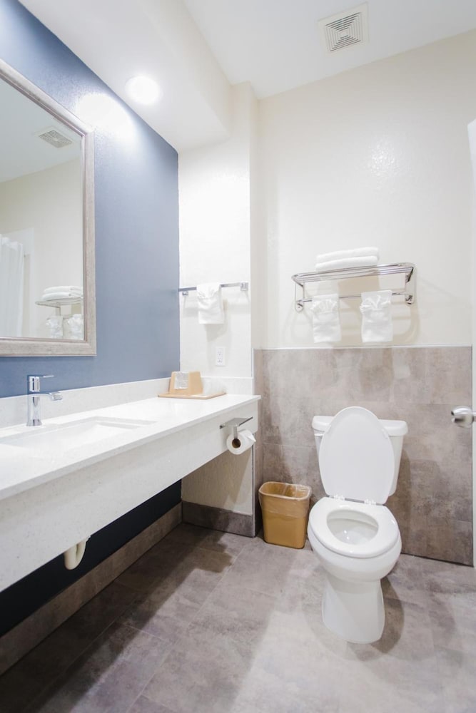 Scottish Inns & Suites Willowbrook Houston 27/33