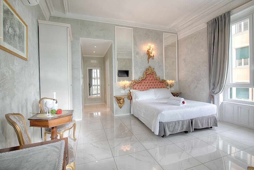 DELUXE, QUEEN BED, SEA VIEW