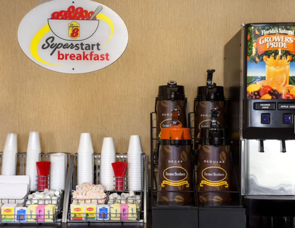 Super 8 by Wyndham Fairview Heights-St. Louis 19/25